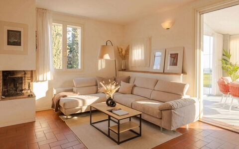 Villa Oxa 12+2: Mueble, Diseño De Interiores, Piso, Sofá, Suelo, Pared, Sala, Habitación, Madera, Mesa