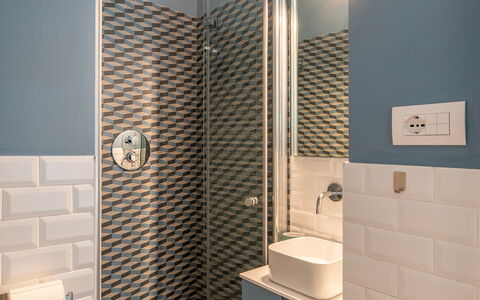 La Scogliera di Sori 5+1: Pared, Baño, Piso, Diseño De Interiores, Arreglo De Tubería, Suelo, Loseta, Baño, Plomería, Casa