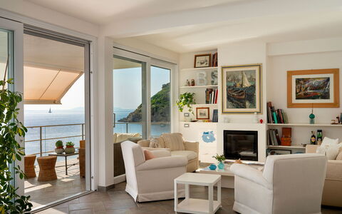 Villa Il Faro 10: Mueble, Diseño De Interiores, Piso, Mesa, Suelo, Silla, Madera, Sofá, Habitación, Sala