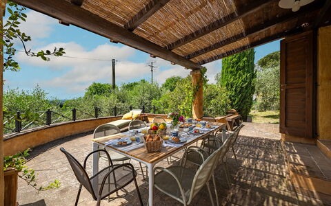 Colle Calzolaro 8: Mueble, Mueble Para Exteriores, Silla, Mesa, Cocina Y Comedor Mesa, Jardín, Mesa Al Aire Libre, Patio Interior, Sombra, Eco Hotel