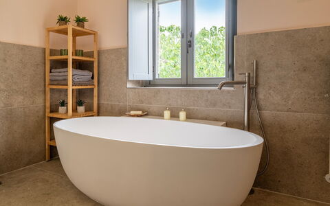 Tenuta Santa Cristina 10: Arreglo De Tubería, Pared, Piso, Baño, Bañera, Suelo, Diseño De Interiores, Plomería, Grifo, Material Compuesto