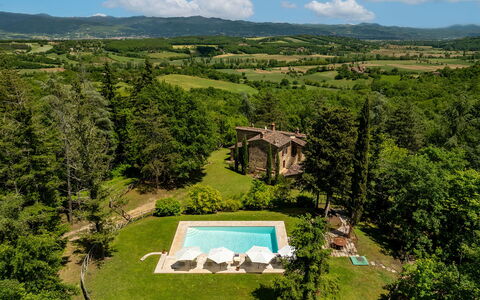 Villa Palazzolo 8: Hierba, Paisaje, Arbusto, Inmuebles, El Terreno Del Lote, Casa, Jardín, Área Rural, Cabaña, Casa De Campo