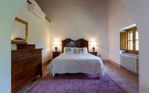 Villa Palazzolo 8: Mueble, Diseño De Interiores, Piso, Habitación, Cama, Suelo, Cajón, Techo, Sábana, Marco De La Cama