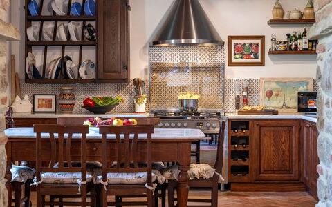 Villa Palazzolo 8: Mueble, Diseño De Interiores, Cocina, Piso, Madera, Mostrador, Gabinetes, Suelo, Encendiendo, Casa