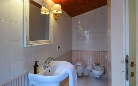 Villa Fiola 8: Pared, Diseño De Interiores, Piso, Arreglo De Tubería, Suelo, Baño, Habitación, Techo, Plomería, Encendiendo