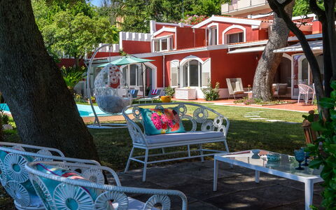 Villa Fiola 8: Hacienda, Silla, Yarda, Balcón, Mueble Para Exteriores, Recurso, Hotel, Patio, Patio Interior