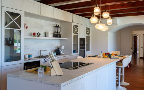 Villa Fiola 8: Mueble, Diseño De Interiores, Cocina, Piso, Mostrador, Lámpara, Madera, Techo, Suelo, Gabinetes