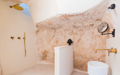 Masseria Grotta Antica 6+2: Pared, Arreglo De Tubería, Plomería, Baño, Grifo, Lámpara, Bañera, Loseta, Lavabo