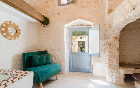 Masseria Grotta Antica 6+2: Pared, Silla, Pared De Piedra, Material Natural, Planta De Casa, Yeso, Sala, Mesa De Café