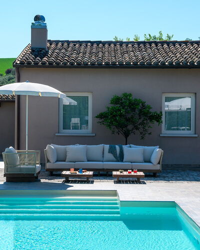 Villa Isola 8+2: Piscina, Mueble Para Exteriores, Mueble, Recurso, Barrio Residencial, Casa, Material Compuesto, Inmuebles, Sombra, Jardín