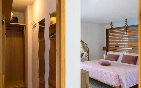 Villa Alma 8+2: Mueble, Diseño De Interiores, Cama, Suelo, Piso, Habitación, Pared, Madera, Sábana, Habitación