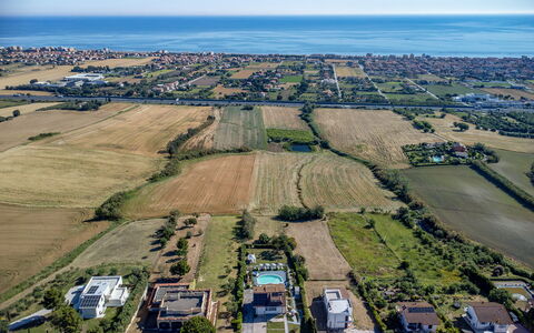 Villa Alma 8+2: Tiempo De Día, Vista Panorámica, Fotografía Aérea, Paisaje, Barrio Residencial, Horizonte, Llanura, Diseño Urbano, El Terreno Del Lote, Suburbio