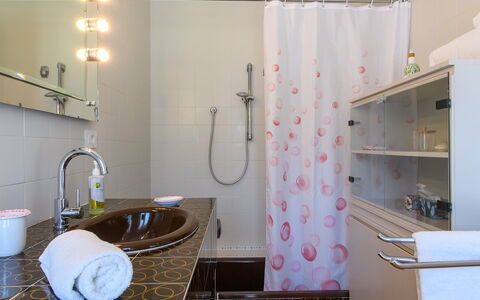 Villa Alma 8+2: Diseño De Interiores, Baño, Arreglo De Tubería, Grifo, Plomería, Lavabo Del Baño, Piso, Cortina, Encendiendo, Lavabo