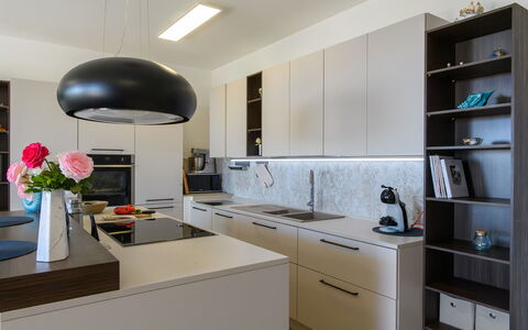 Villa Alma 8+2: Mueble, Cocina, Mostrador, Diseño De Interiores, Aparato De Cocina, Gabinetes, Piso, Lámpara, Suelo, Madera