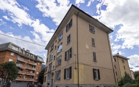 Genzianella Alpine Apartment: Piso, Suelo, Techo, Diseño De Interiores, Mostrador, Cocina, Gabinetes, Habitación, Electrodoméstico, Lámpara