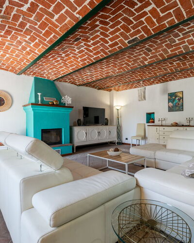 Jeeco: Mueble, Diseño De Interiores, Pared, Piso, Techo, Madera, Suelo, Sofá, Habitación, Sala