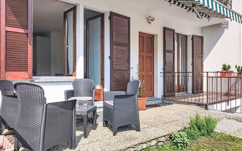 Casa Burli: Puerta, Porche, Balcón, Suelo, Departamento, Mueble Para Exteriores, Inicio De La Puerta, Sombra, Manchas De Madera, Silla