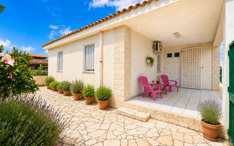 Villa Franca: Barrio Residencial, Casa, Puerta, Inmuebles, Sombra, Cabaña, Losa, Jardín, Paisajismo, Yarda