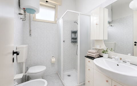 Villa Franca: Arreglo De Tubería, Diseño De Interiores, Lavabo Del Baño, Baño, Piso, Lavabo, Suelo, Baño, Grifo, Techo
