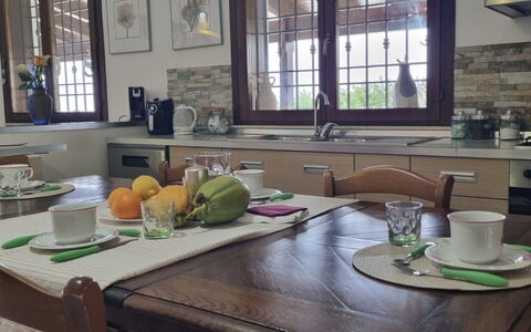 Villa Patrizia: Mueble, Diseño De Interiores, Madera, Mesa, Piso, Cocina Y Comedor Mesa, Silla, Comedor, Mostrador, Vajilla