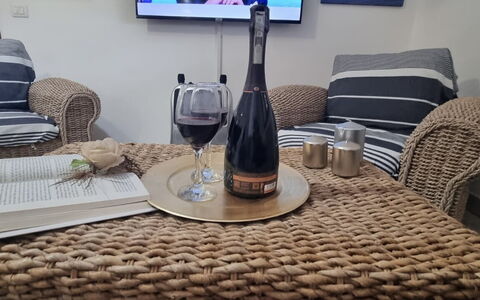 Villa Patrizia: Mueble, Vajilla, Drinkware, Botella, Mesa, Utensilios Para Servir, Comida, Botella De Vidrio
