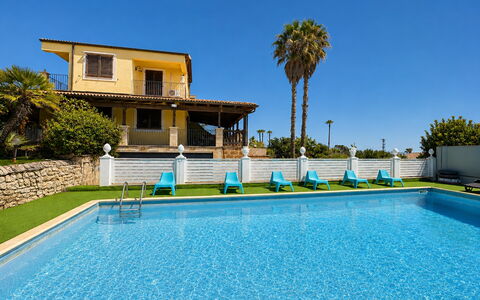 Villa Patrizia: Azul, Piscina, Recurso, Eco Hotel, Inmuebles, Sombra, Hacienda, Ocio, Villa