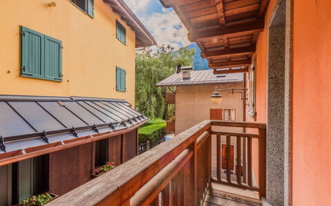 Rugia: Arquitectura, Casa, Departamento, Balcón, Manchas De Madera, Pueblo De Montaña