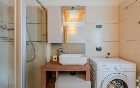 Rugia: Diseño De Interiores, Piso, Suelo, Arreglo De Tubería, Baño, Pared, Lavabo, Madera, Lavabo Del Baño, Mostrador