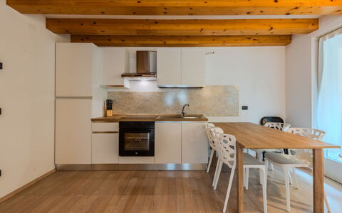 Rugia: Mueble, Diseño De Interiores, Piso, Suelo, Suelos De Madera, Madera, Techo, Habitación, Mostrador, Cocina