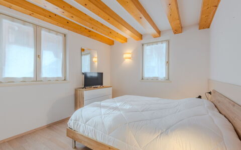 Rugia: Pared, Madera, Diseño De Interiores, Piso, Suelo, Techo, Habitación, Casa, Suelos De Madera, Cama