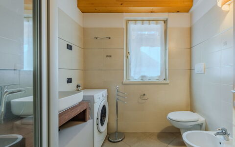 Rugia: Piso, Diseño De Interiores, Suelo, Arreglo De Tubería, Pared, Madera, Baño, Techo, Lavabo, Habitación