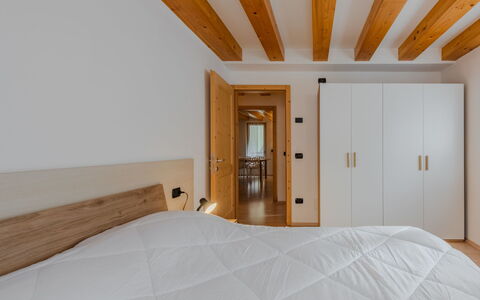 Rugia: Diseño De Interiores, Madera, Piso, Techo, Suelo, Mueble, Habitación, Habitación, Cama, Encendiendo