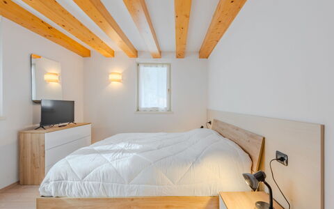 Rugia: Diseño De Interiores, Pared, Piso, Habitación, Madera, Cama, Suelo, Mueble, Techo, Suelos De Madera