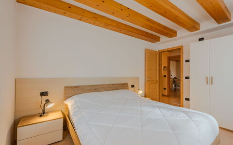 Rugia: Diseño De Interiores, Madera, Habitación, Piso, Cama, Techo, Mueble, Suelo, Habitación, Suelos De Madera