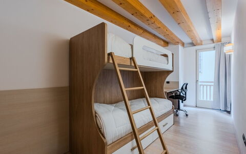 Rugia: Madera, Diseño De Interiores, Piso, Suelo, Habitación, Cama, Techo, Suelos De Madera, Mueble, Departamento