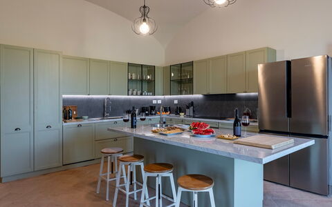 Tenuta Orsini 9+3: Cocina, Mueble, Aparato De Cocina, Diseño De Interiores, Mostrador, Piso, Gabinetes, Techo, Madera, Lámpara