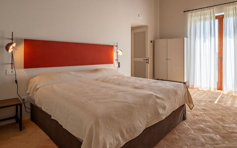 Tenuta Orsini 9+3: Mueble, Cama, Diseño De Interiores, Habitación, Pared, Sábana, Lecho, Suelo, Piso, Madera