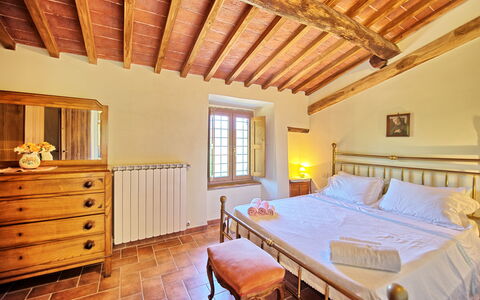 Poggio Conca: Habitación, Propiedad, Habitación, Mueble, Cama, Edificio, Marco De La Cama, Techo, Casa, Diseño De Interiores