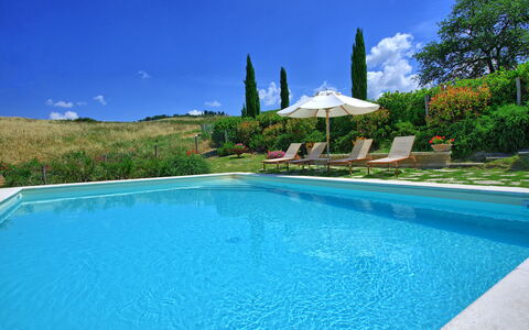 Castelmuzio: Piscina, Propiedad, Azur, Villa, Bienes Raíces, Agua, Edificio, Casa, Vacaciones, Ocio