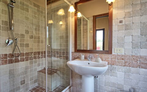 Villa Ulivi: Espejo, Arreglo De Tubería, Grifo, Lavabo, Propiedad, Baño, Diseño De Interiores, Encendiendo, Arquitectura