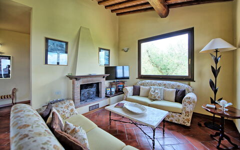 Villa Ulivi: Marco, Mueble, Sofá, Mesa, Azur, Diseño De Interiores, Planta, Madera, Sala, Ventana