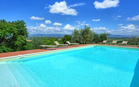 Villa Ulivi: Agua, Cielo, Nube, Piscina, Azul, Azur, Rectángulo, Sombra, Planta, Hierba