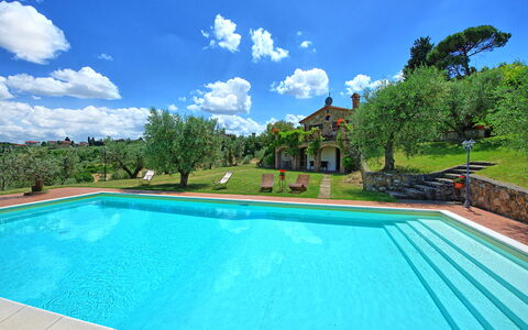 Villa Ulivi: Agua, Cielo, Nube, Propiedad, Piscina, Planta, Edificio, Azur, Árbol, Sombra