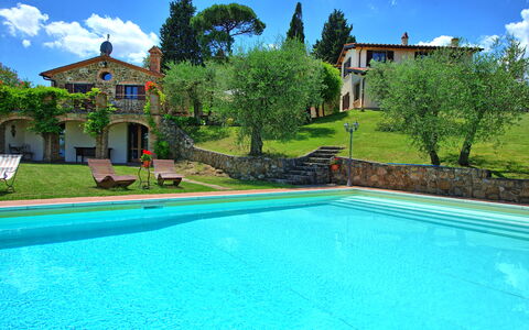 Villa Ulivi: Nube, Agua, Planta, Cielo, Propiedad, Edificio, Piscina, Azur, Azul, Verde