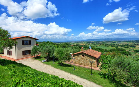 Villa Ulivi: Nube, Cielo, Planta, Edificio, Ventana, Verde, Paisaje Natural, Casa, Árbol, Vegetación
