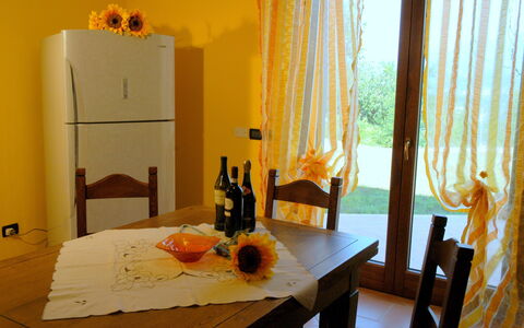 Villa Saida: Habitación, Comedor, Naranja, Mueble, Mesa, Amarillo, Diseño De Interiores, Propiedad, Cortina, Casa