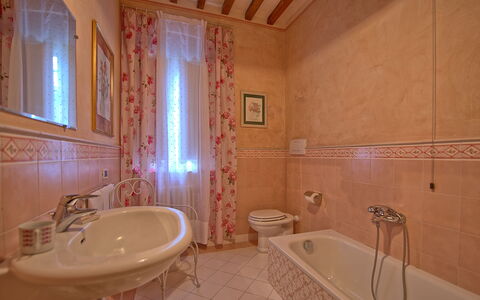Villa Fontine: Baño, Habitación, Propiedad, Loseta, Pared, Diseño De Interiores, Edificio, Suelo, Casa, Bienes Raíces