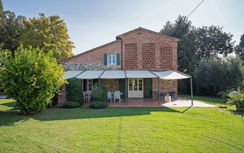 Villa Fontine: Propiedad, Casa, Casa, Bienes Raíces, Edificio, Cabaña, Inmuebles, Casa De Campo, El Terreno Del Lote, Arquitectura