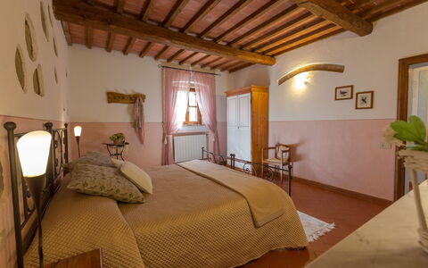 Montelopio: Habitación, Habitación, Cama, Mueble, Propiedad, Diseño De Interiores, Techo, Edificio, Sábana, Marco De La Cama