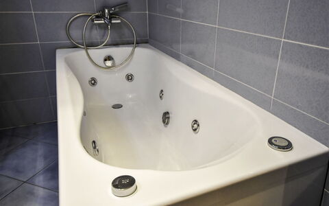 Alleghe 100: Grifo, Baño, Lavabo, Lavabo Del Baño, Propiedad, Arreglo De Tubería, Pared, Loseta, Bañera, Habitación
